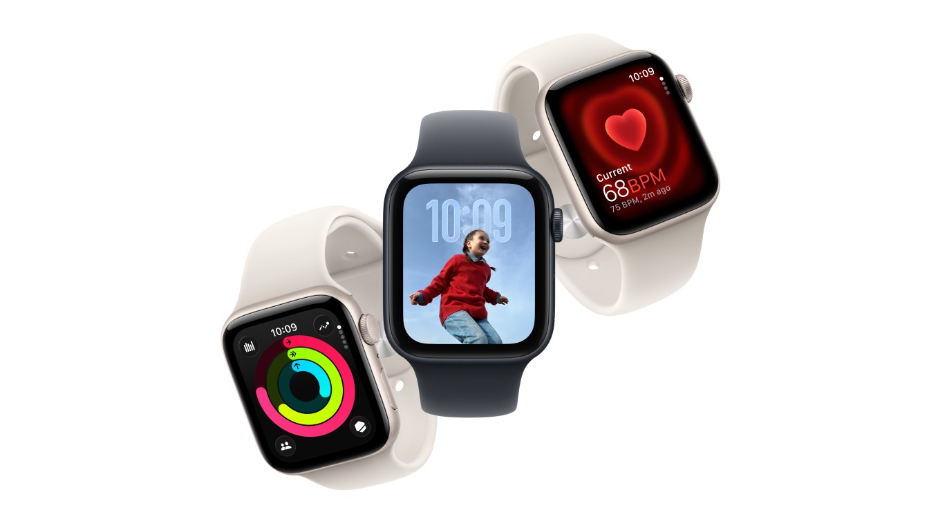 Image showing Apple Watch SE 3 40mm in colours midnight grey and moonlight white. 